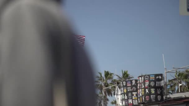 Omgekeerde Vlaggen Zwaaiend Ocean Front Walk — Stockvideo