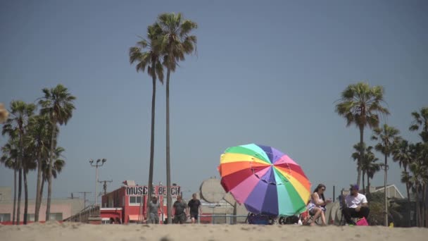 Πολύχρωμη Ομπρέλα Παραλίας Λος Άντζελες Ηπα — Αρχείο Βίντεο