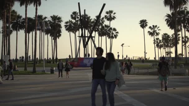 Spaziergang Der Statue Der Erklärung Abend — Stockvideo