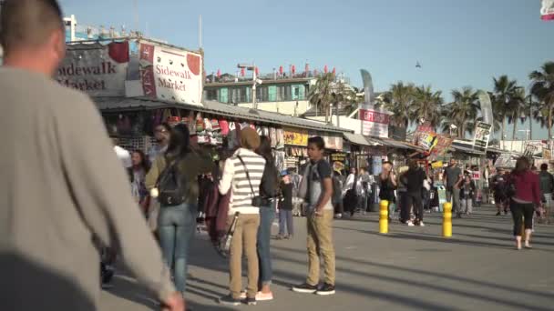 Gente Caminando Por Tiendas Souvenirs Venecia — Vídeo de stock