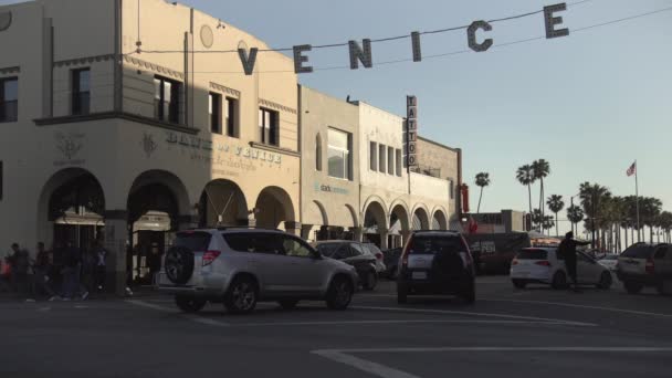 Venedigs Schild Und Autos Auf Der Windward Avenue — Stockvideo