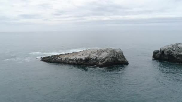 Flygfoto Över Klippor Havet — Stockvideo