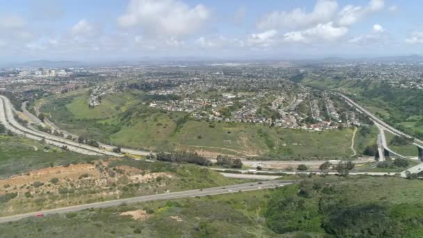 Luchtfoto Van San Diego Met Heuvels Snelwegen — Stockvideo