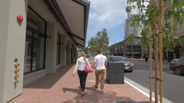 Jong Paar Lopen Een Straat — Stockvideo