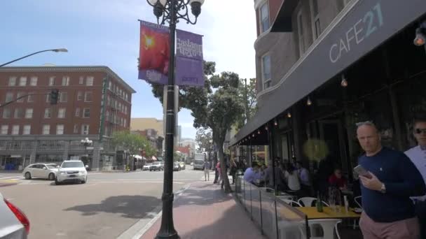 第五大道的建筑物和餐馆 — 图库视频影像