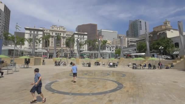 Children Playing Horton Plaza Park — Stock Video