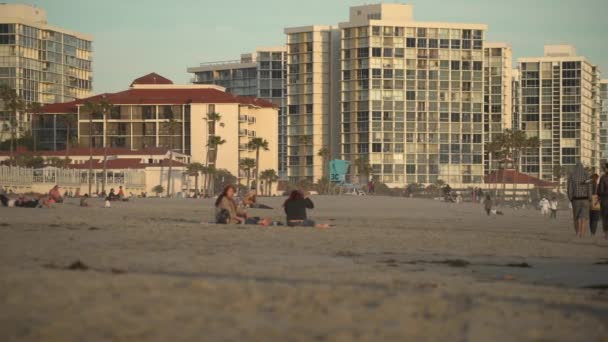 Вечерний Вид Людей Пляже — стоковое видео