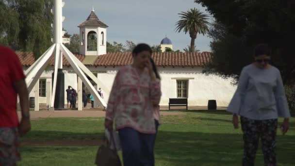 Περπατώντας Μια Πλατεία Κοντά Στο Casa Estudillo — Αρχείο Βίντεο