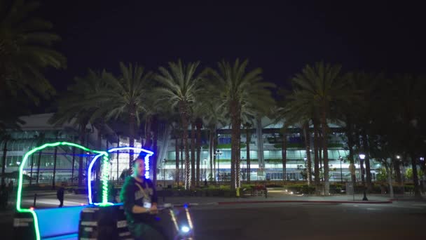 Centro Convenciones Detrás Palmeras Por Noche — Vídeos de Stock