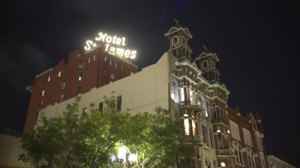 Hotel James Altri Edifici Notte — Video Stock