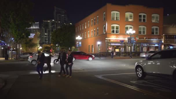 Walking Driving Island Avenue Night — Stock Video