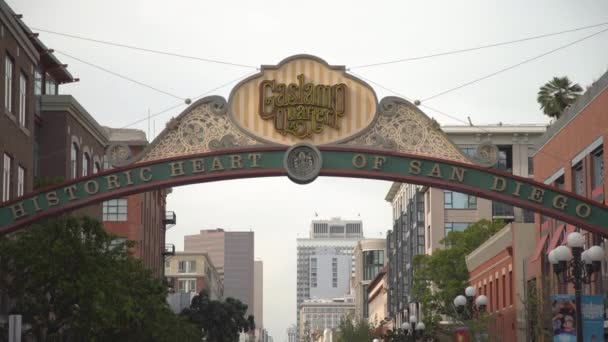 Inclinación Hacia Abajo Gaslamp Quarter Signo Quinta Avenida — Vídeos de Stock