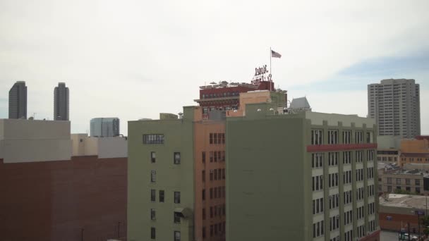 Gebouwen Een Wapperende Vlag San Diego — Stockvideo