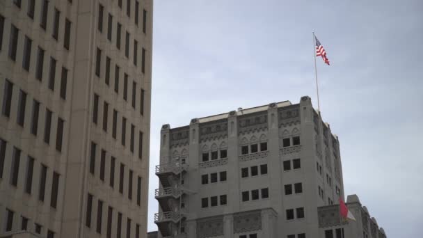 Amerika Birleşik Devletleri Bayrağı Bir Binanın Tepesinde — Stok video