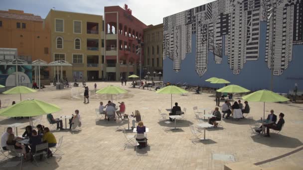 Pessoas Relaxando Horton Plaza Park — Vídeo de Stock