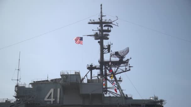 Ondeando Banderas Museo Uss Midway — Vídeo de stock