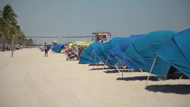 Praia Com Campo Vôlei Sombras Sol — Vídeo de Stock