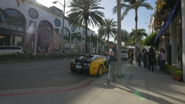 Gul Svart Bugatti Veyron Beverly Hills — Stockvideo
