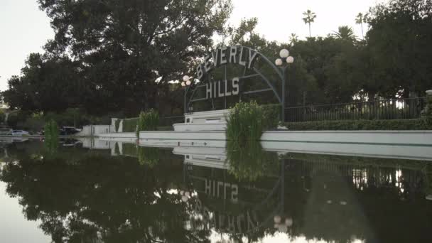 Beverly Hills Bord Een Plas — Stockvideo