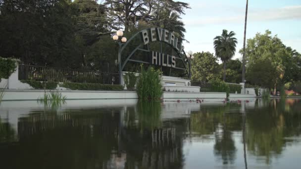 Beverly Hills Segno Vicino Lago — Video Stock