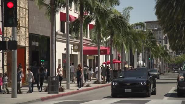 Pessoas Andando Rua Beverly Hills — Vídeo de Stock