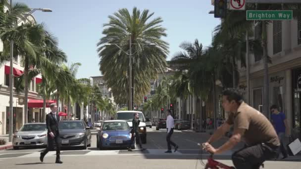 Mensen Steken Straat Beverly Hills — Stockvideo