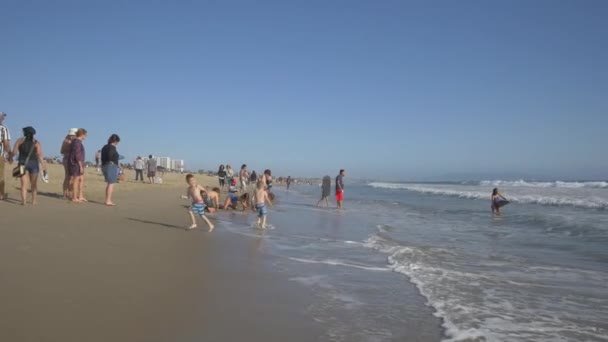 在岸边等待海浪的孩子们 — 图库视频影像