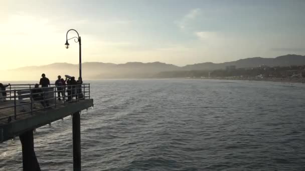 海を眺めながら桟橋で観光客 — ストック動画