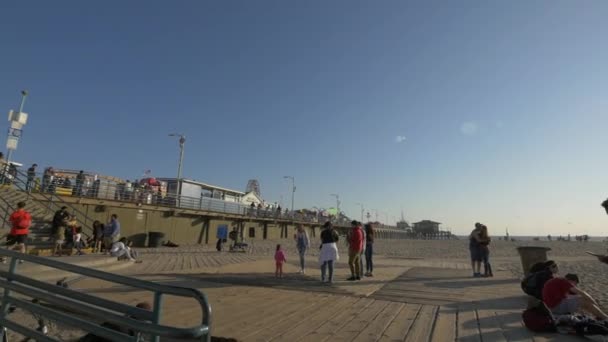 Überfüllter Strand Und Seebrücke — Stockvideo