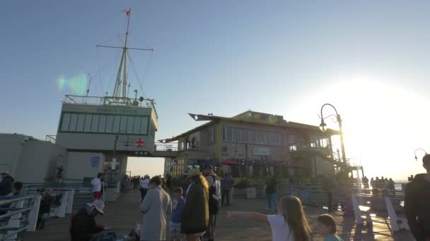 Foule Bureau Port Sur Une Jetée — Video