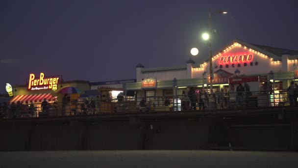 Orang Orang Dan Restoran Dermaga Malam Hari — Stok Video