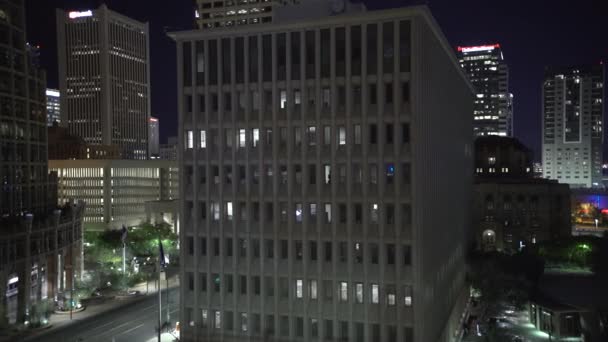 米国の銀行センターやその他の建物は夜 — ストック動画