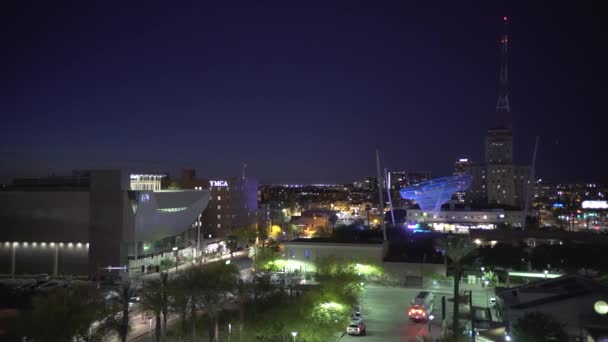 Pan Rechts Uitzicht Een Moderne Beeldhouwkunst Gebouwen — Stockvideo