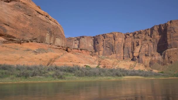 Vertikale Klippen Und Colorado River — Stockvideo