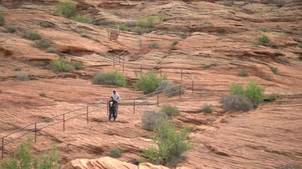 Dos Personas Caminando Sobre Las Rocas Rojas — Vídeo de stock