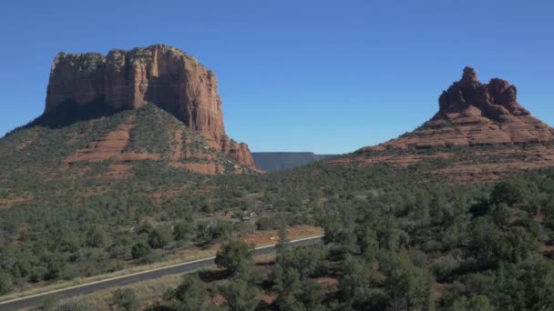 Luchtfoto Van Gerechtsgebouw Butte Met Bell Rock — Stockvideo