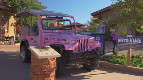 Pinkfarbener Jeep Parkt Auf Einer Straße — Stockvideo