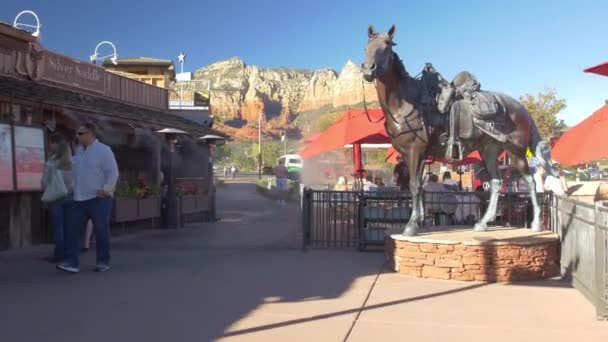 Скульптура Лошади Рядом Ресторанами Открытом Воздухе — стоковое видео