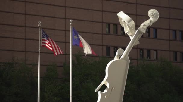 Banderas Ondeando Cerca Una Escultura — Vídeo de stock