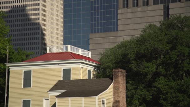 Pan Esquerda Uma Casa Com Terraço Telhado Estados Unidos América — Vídeo de Stock