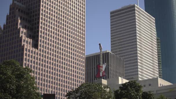 Rotating Guitar Sculpture Towers United States America — Stock Video