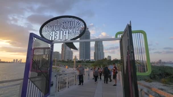 Promenader South Pointe Park Pier Usa — Stockvideo