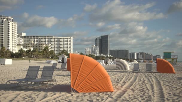 Miami Beach Amerika Birleşik Devletleri Nde Şemsiyeler Güneş Yatakları — Stok video