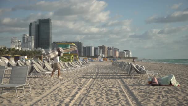 Man Leaving Umbrellas Sunbeds Beach Estados Unidos América — Vídeo de Stock