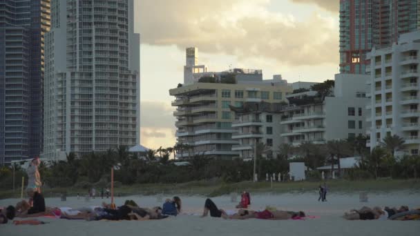 Touristen Strand Und Gebäude Dahinter Vereinigte Staaten Von Amerika — Stockvideo