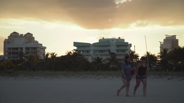 Duas Jovens Caminhando Uma Praia — Vídeo de Stock