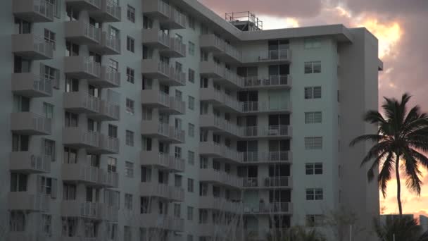 Pan Derecha Bloques Apartamentos Atardecer Estados Unidos América — Vídeos de Stock