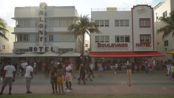 거리에서 호텔로 걸어다니는 사람들 — 비디오