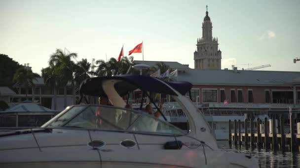 Freedom Tower Sett Utifrån Bayside Marina Miami — Stockvideo