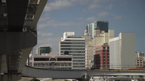 Metro Raylarının Yanındaki Binalar — Stok video